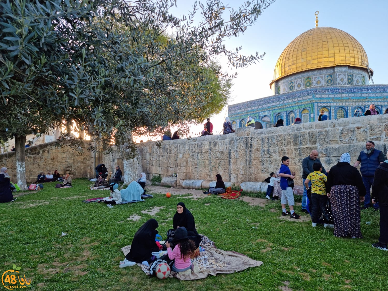  جولة في رحاب المسجد الأقصى قبيل موعد الافطار